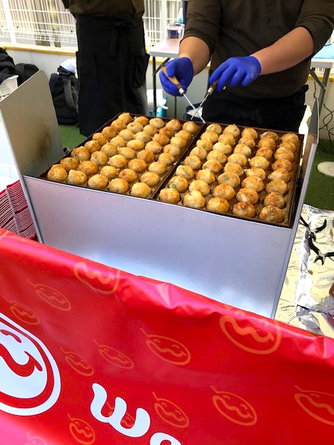 熱々のたこ焼き。さすが職人技！！手際よさに見入ってしまします。<br>