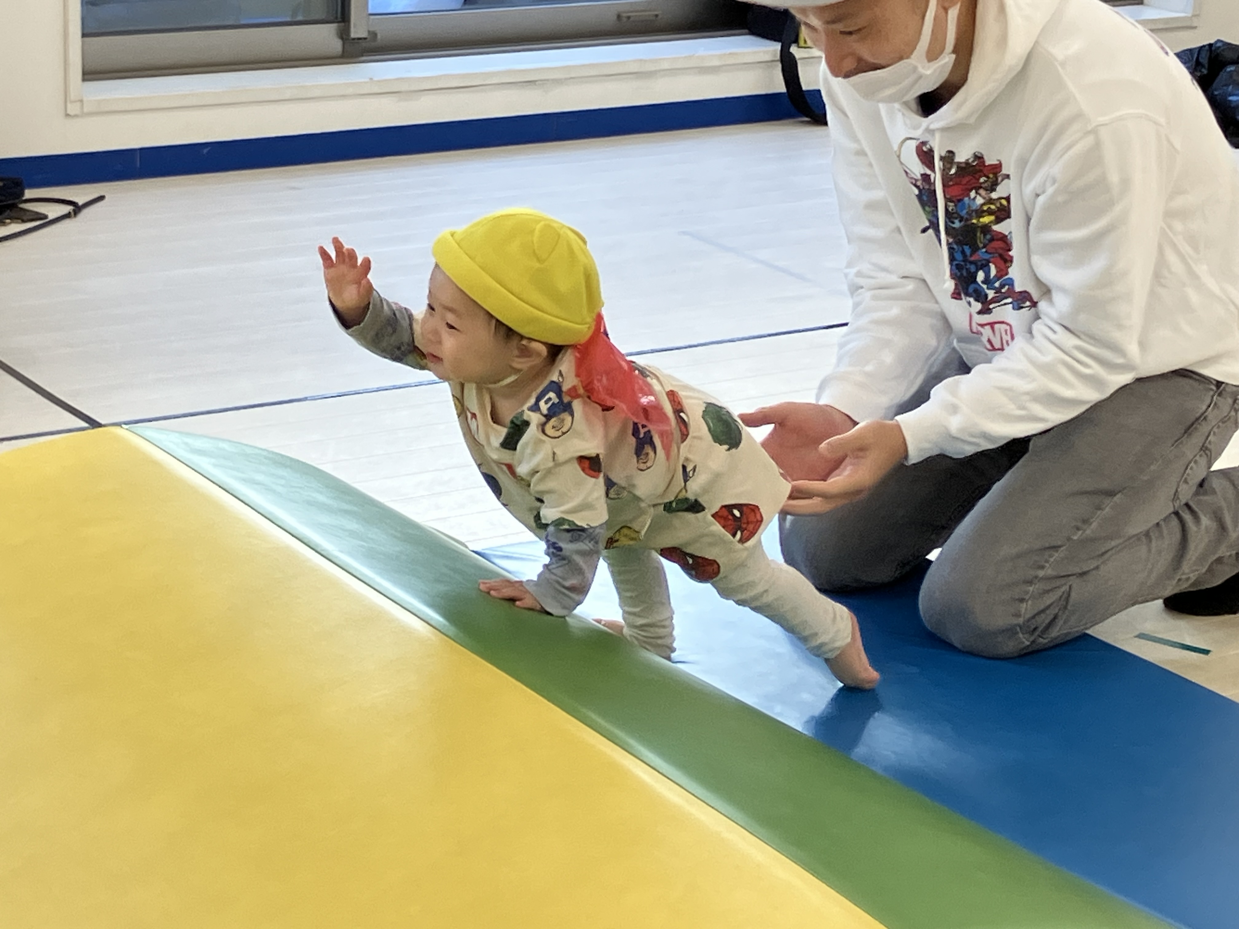 よいしょよいしょ！パパがついているよ！<br>