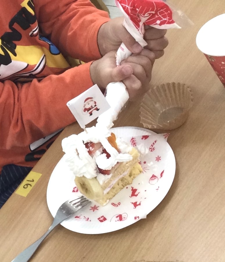おやつはクリスマスケーキ！<br>幼児さんは自分でクリームを絞ってデコレーションをしました✨️✨️<br>｢やったーケーキだ！」<br>｢イチゴがのってるよ〜!!｣<br>｢クリームもっと絞る!!｣<br>ととても楽しそうな様子でした。<br>