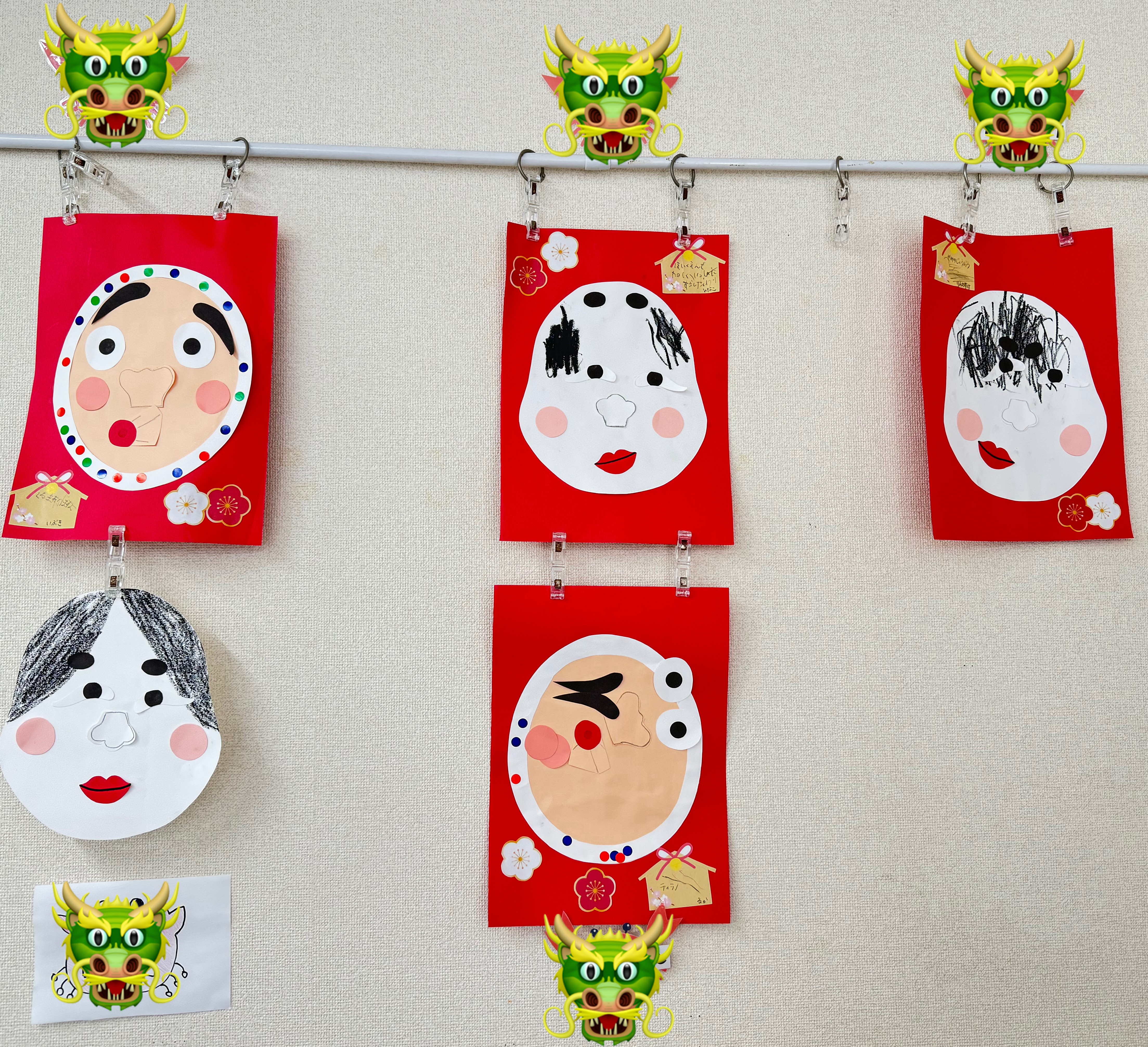 1・2歳児さんの製作は福笑いを楽しみました！<br>顔のパーツが縦になったり逆さになったり<br>それぞれ違っていてとても個性輝く作品となりました。<br>
